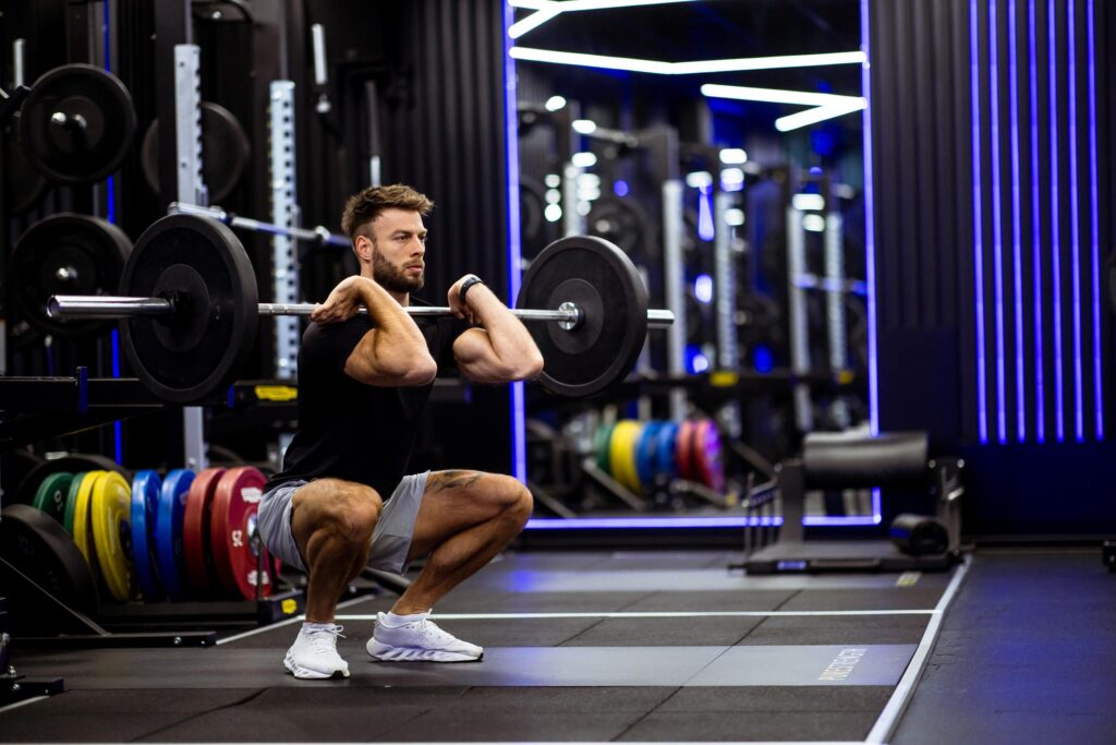 rutina de gimnasio para principiantes entrenando sentadillas